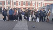 foto de grupo del alumnado asistente a una excursión en Madrid junto a alumnos de otros IES