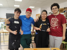 Cuatro representantes del alumnado de TVA porsan para fotos de grupo en las Jornadas Gráficamente