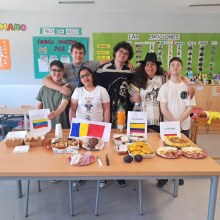 Foto de grupo con los platos de cada país delante de la Feria de las Naciones