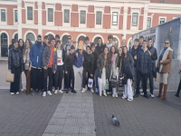 foto de grupo del alumnado asistente a una excursión en Madrid junto a alumnos de otros IES